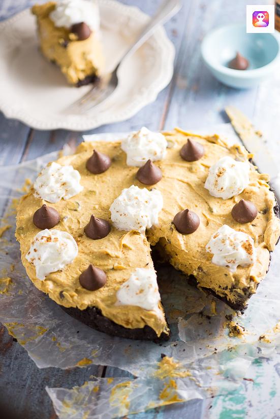 No Bake Pumpkin Chocolate Cheesecake Recipe -&nbsp;Festive, delicious, and easy No Bake Pumpkin Chocolate Cheesecake with a no bake pumpkin spice filling and chocolate chips in a chocolate Oreo crust. Perfect for both pumpkin spice lovers and chocolate lovers! No bake pumpkin spice cheesecake, chocolate chips, and a chocolate oreo crust?! Sounds amazing. Would be an easy Thanksgiving dessert recipe too!